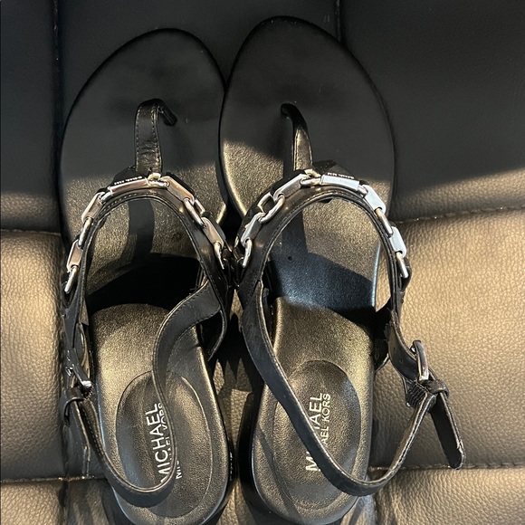 Michael Kors Black leather Sandals with Metallic Chain - Picture 6 of 8